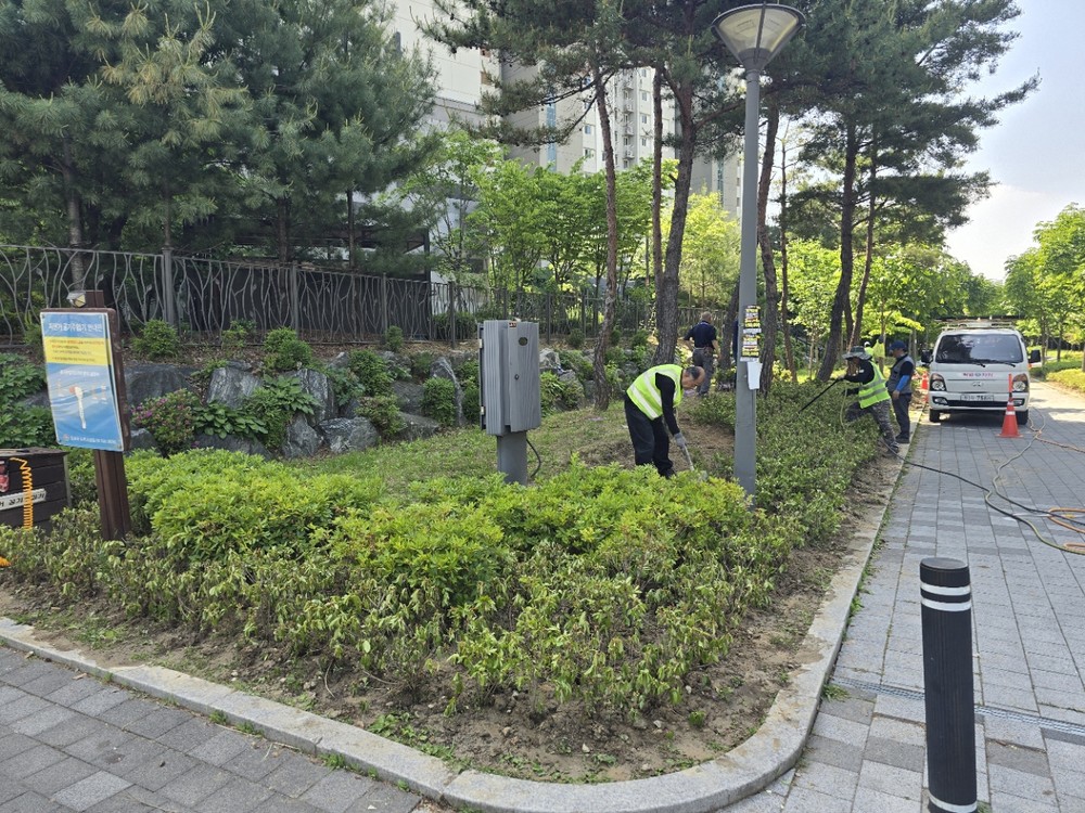 구리시, 갈매 경춘북로 나무 심기 및 편의시설 설치 공사 완료