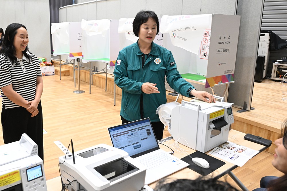 거창군수 권한대행, 거창읍 사전투표소 현장 점검…공정하고 빈틈없는 선거 관리 당부