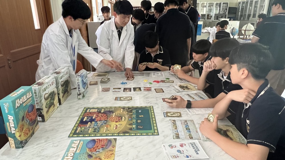 삼천포고 교육과정 박람회 열어, 학생 맞춤형 과목 선택 돕다