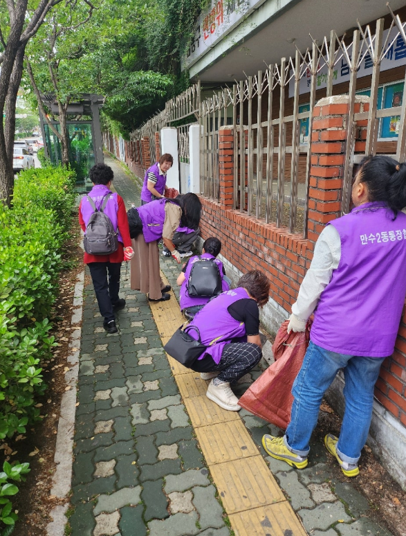 만수2동 통장자율회, 잡초 제거 활동 실시