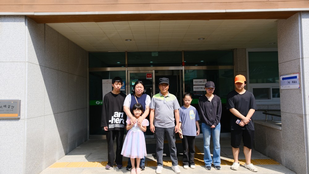 영동 9남매 가족, 소중한 한 표 행사…“아이들에게 민주주의 의미 전해”