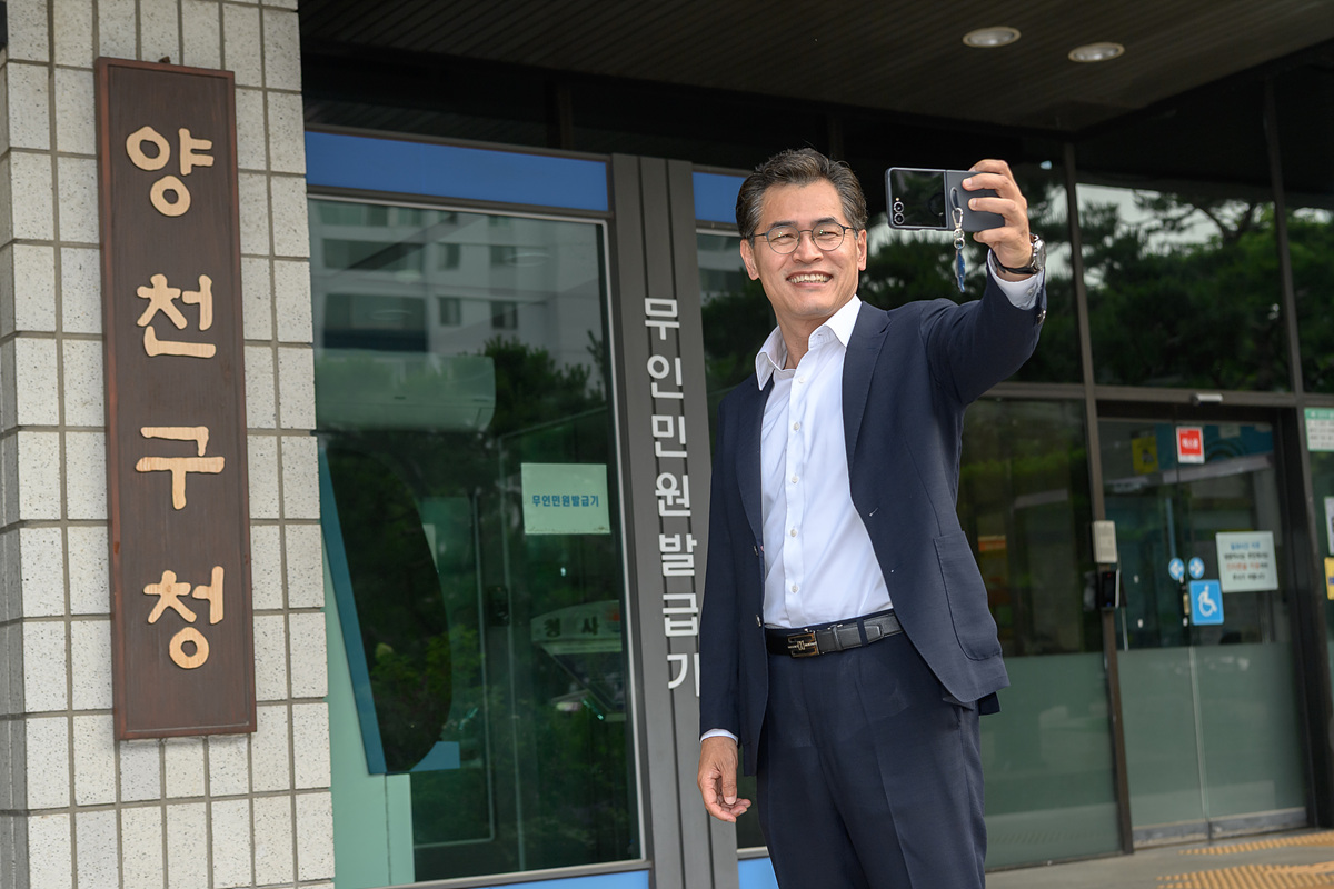 [양천구 포토] 구민 선택 다시 받은 이기재 양천구청장, 재선 성공하며 곧바로 업무 복귀