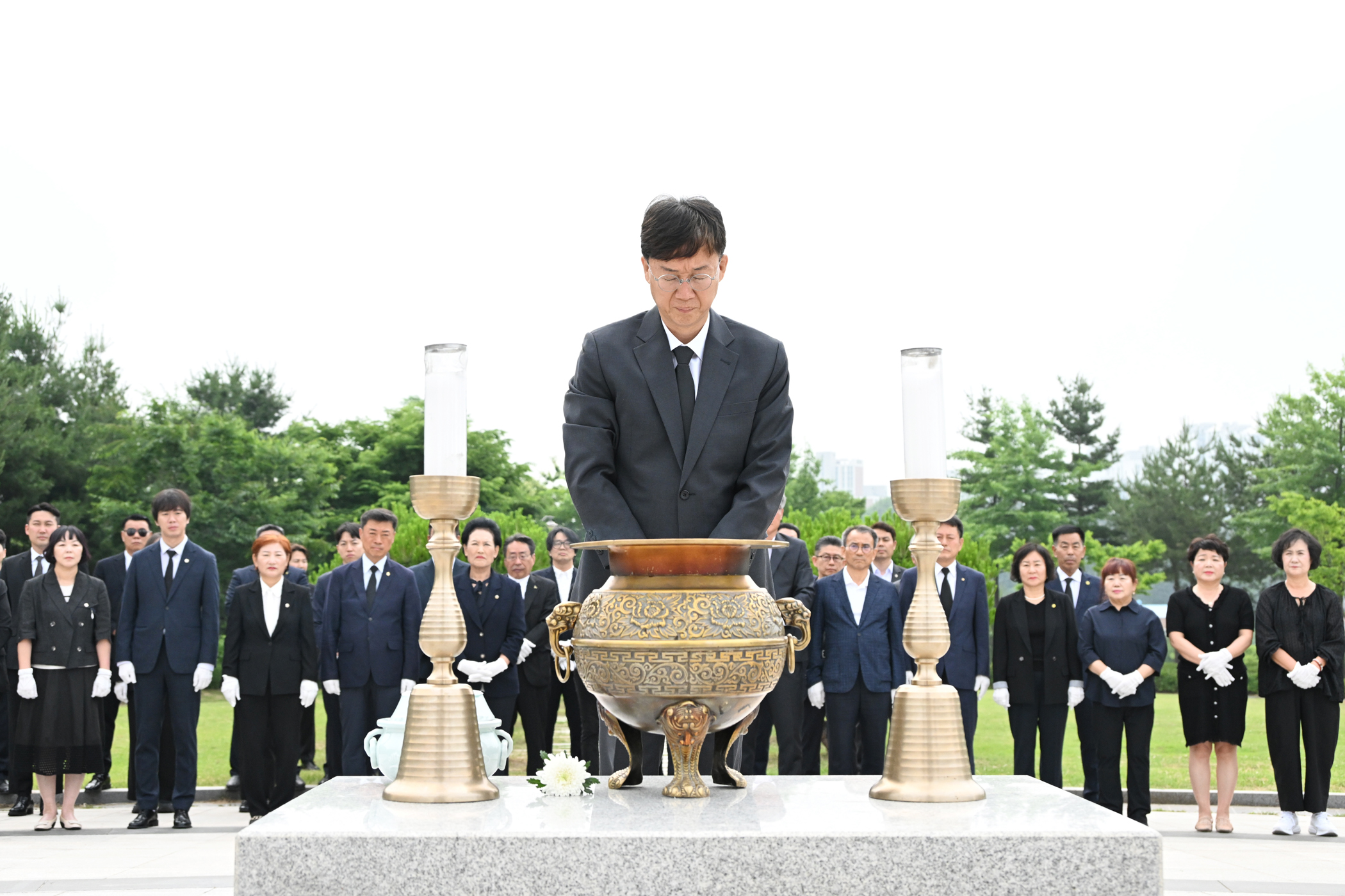 안산시 최초 연임 이민근 시장, 현충탑 참배로 시민 통합과 시정 발전 다짐
