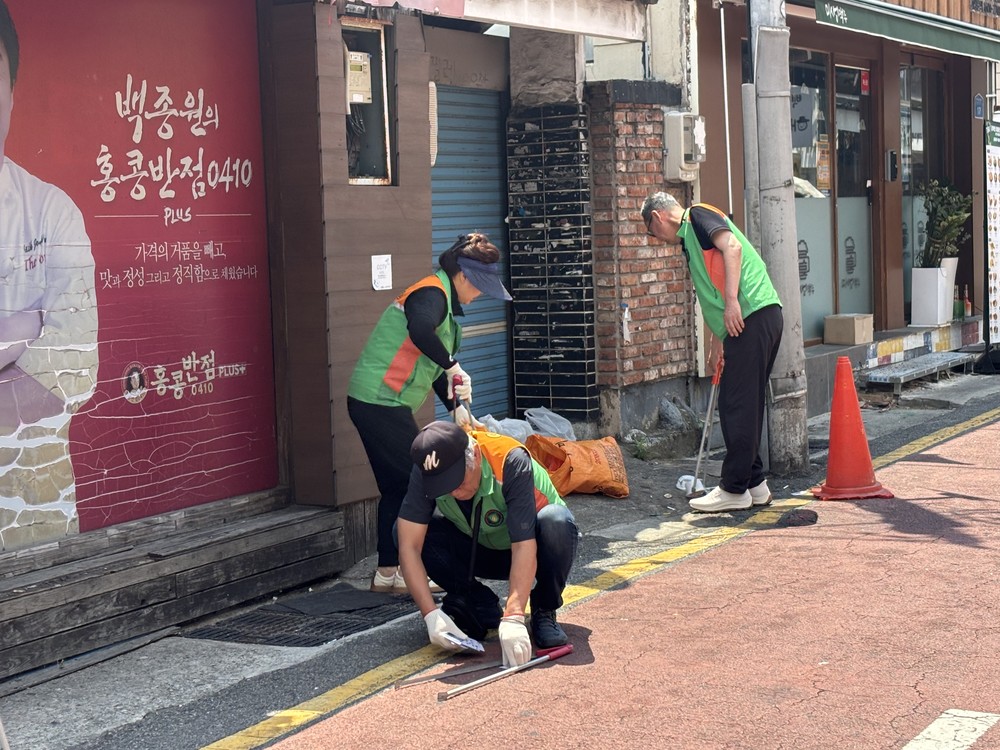 부산 북구 덕천2동 자율방재단, 우기 대비 빗물받이 정비 실시
