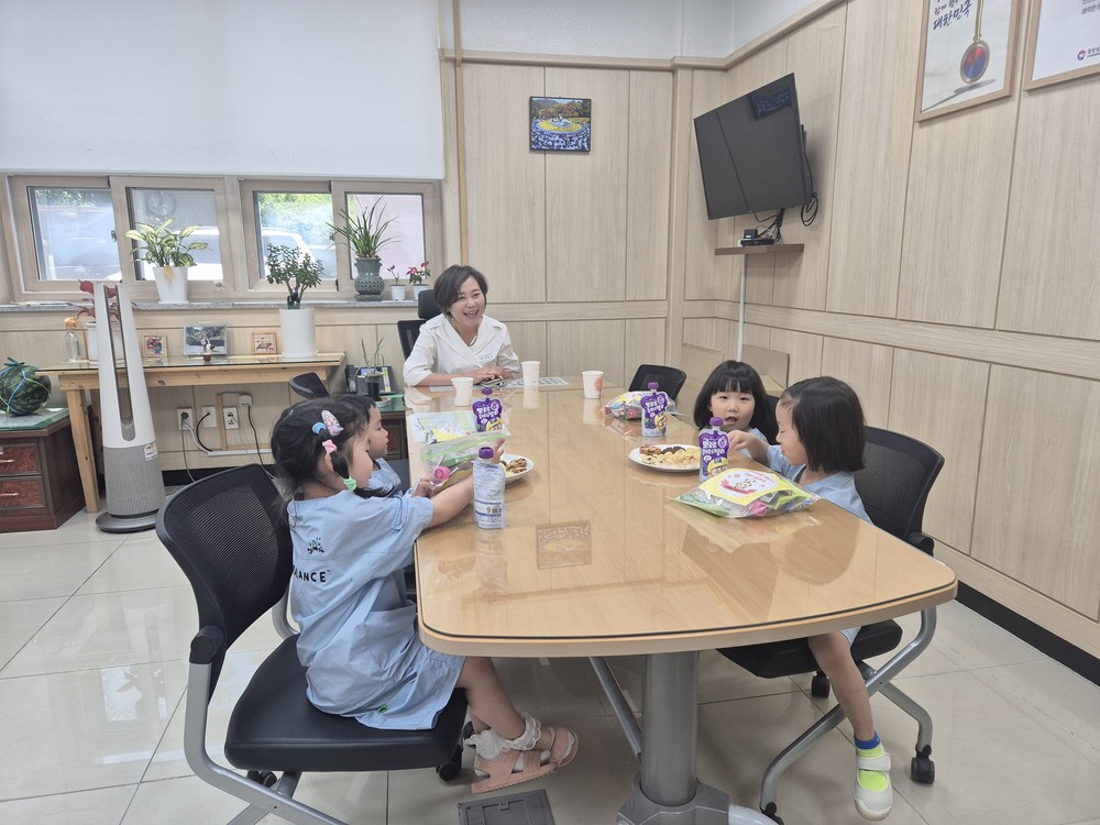 합천군 청덕초 유치원생, “청덕면사무소에 견학 왔어요!”