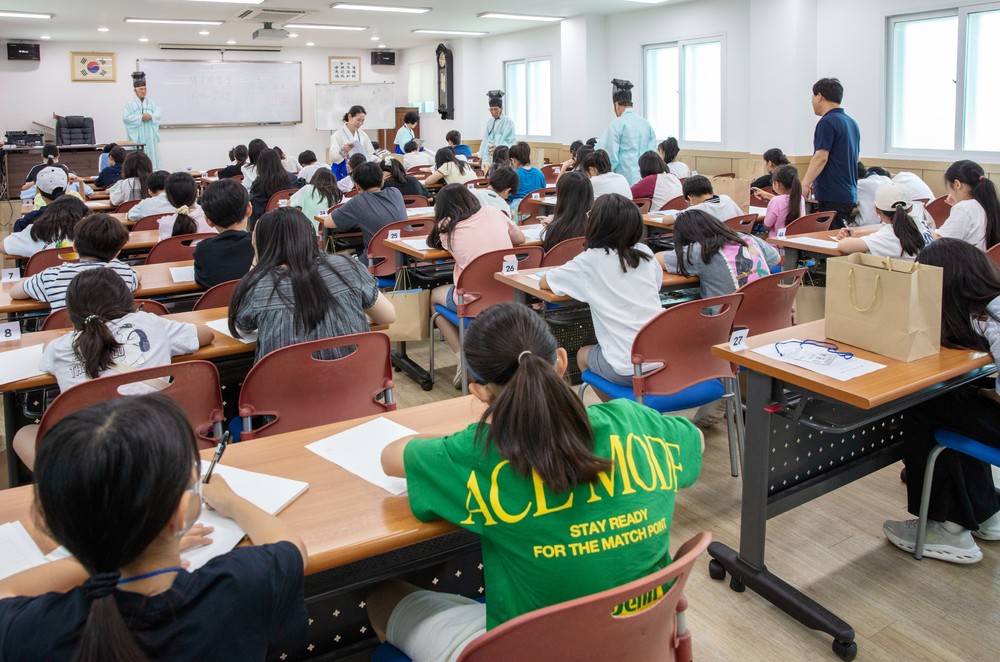 꿈과 글솜씨 펼친 어린이들…수원향교 제2회 어린이백일장 개최