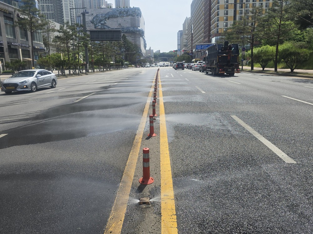 수원특례시, 폭염 대비해 노면빗물분사시스템 본격적으로 가동