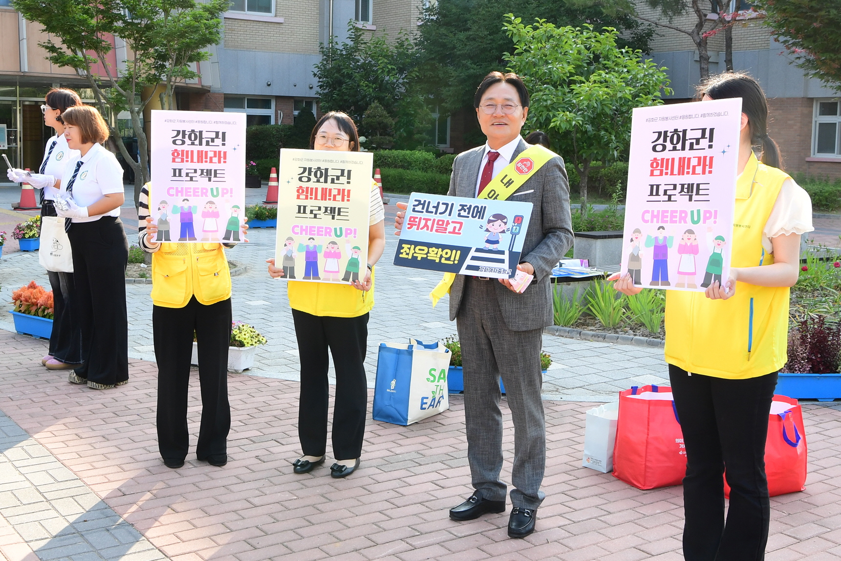 박용철 강화군수, 등굣길 학생 안전 살피며 현장 행보