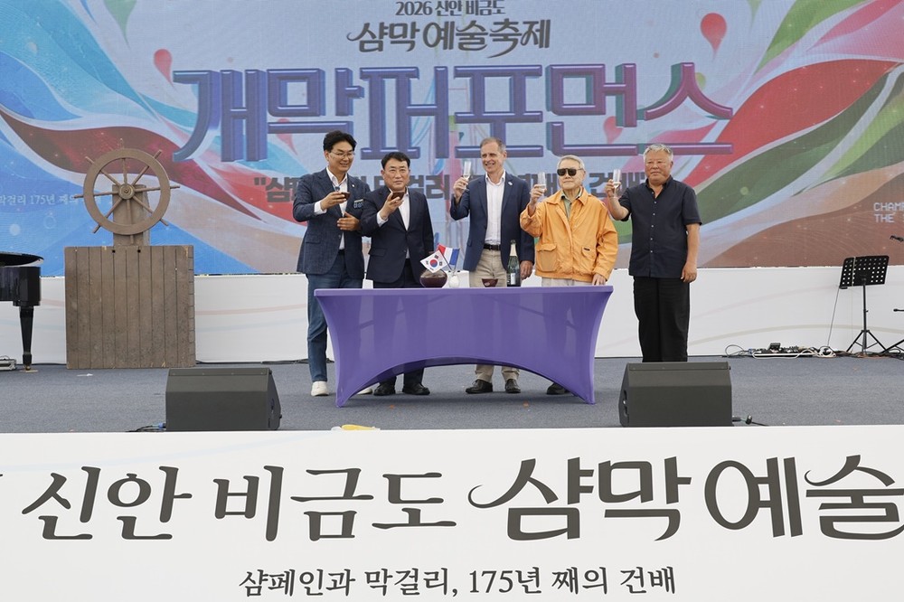 1851년 샴페인과 막걸리의 첫 건배, 175년 만에 예술로 화려하게 피어나다!