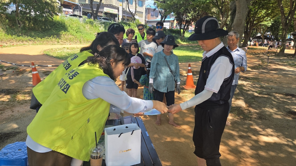 오학동 주민자치회, 황토길 걷기 및 작은음악회 성황리 개최