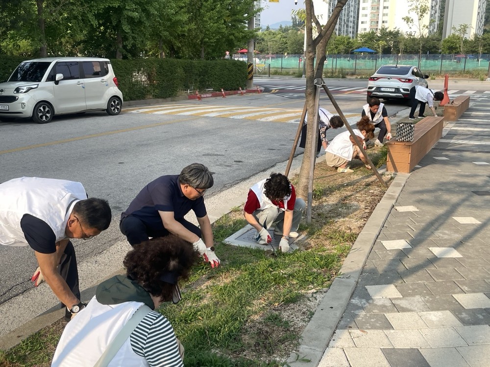 송내동 바르게살기위원회, 행정복지센터 및 인근 환경정비 위한 제초작업 실시