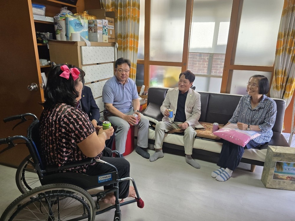 수원특례시, 폭염 대비 취약계층 저소득 장애인에게 여름 이불 전달