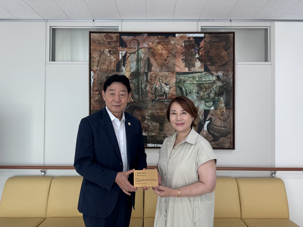 천현심 작가, 부산미술대전 특선작 「박물관 이야기」 김해시복지재단 기증