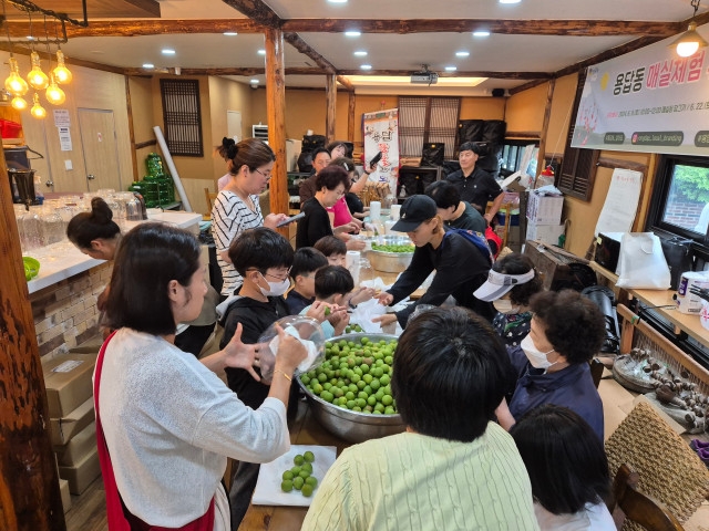 성동구 용답동, 전통의 맛과 마을의 미래 '매실청 담그기' 체험 행사 개최