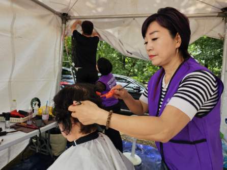 (사)대한미용사회 경산시지부, 자인 단오제에서 미용 봉사 실시