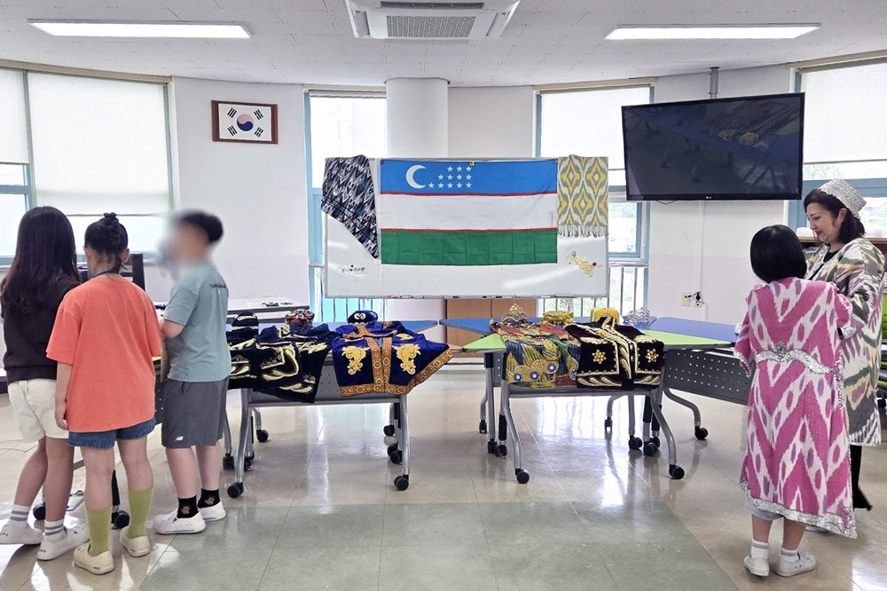 다양한 문화 체험하며 서로를 이해한다…수원특례시, 매여울초에서 ‘행복 다문화 축제 체험부스’ 운영