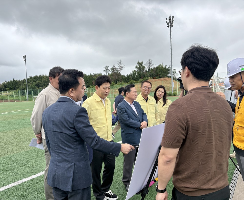 박용선 포항시장 당선인, 생활야구장 현장 점검… “시민이 체감하는 체육시설 만들 것”