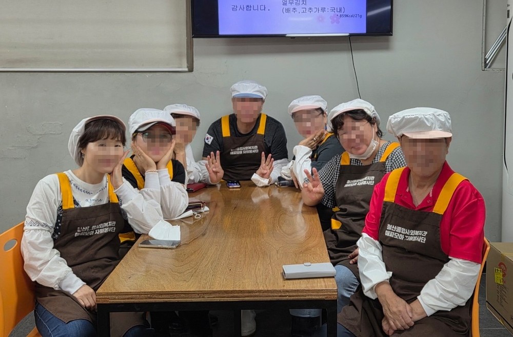 철산4동 주민자치회, 어르신 위한 ‘건강 가득’ 배식 봉사 펼쳐