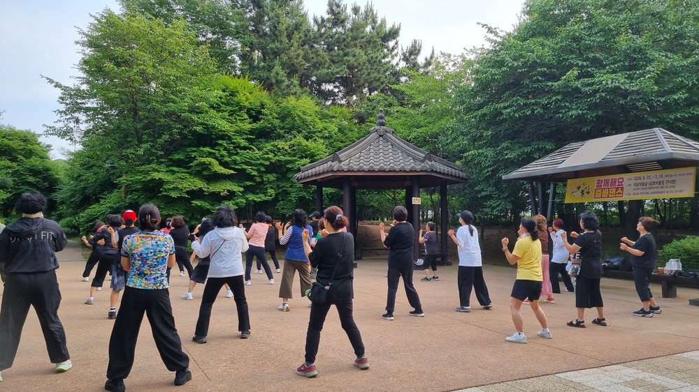 석남2동 주민자치회, 건강도 챙기고 주민 화합도 챙기고...함께해요 줌바댄스