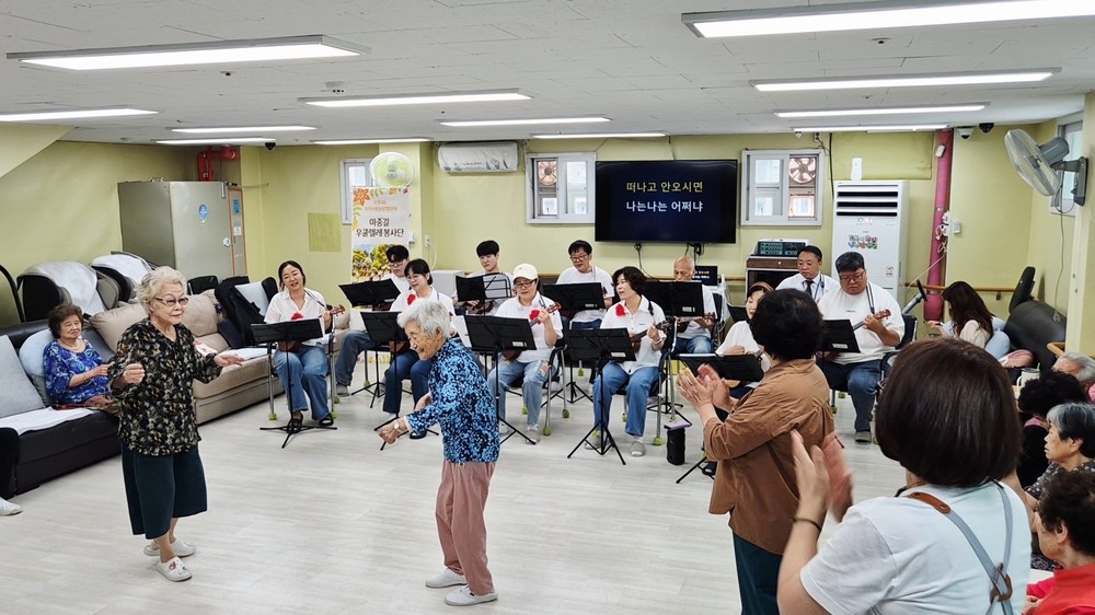 부평4동 마중길 우클렐레 봉사단, 노인복지센터에서 첫 연주봉사
