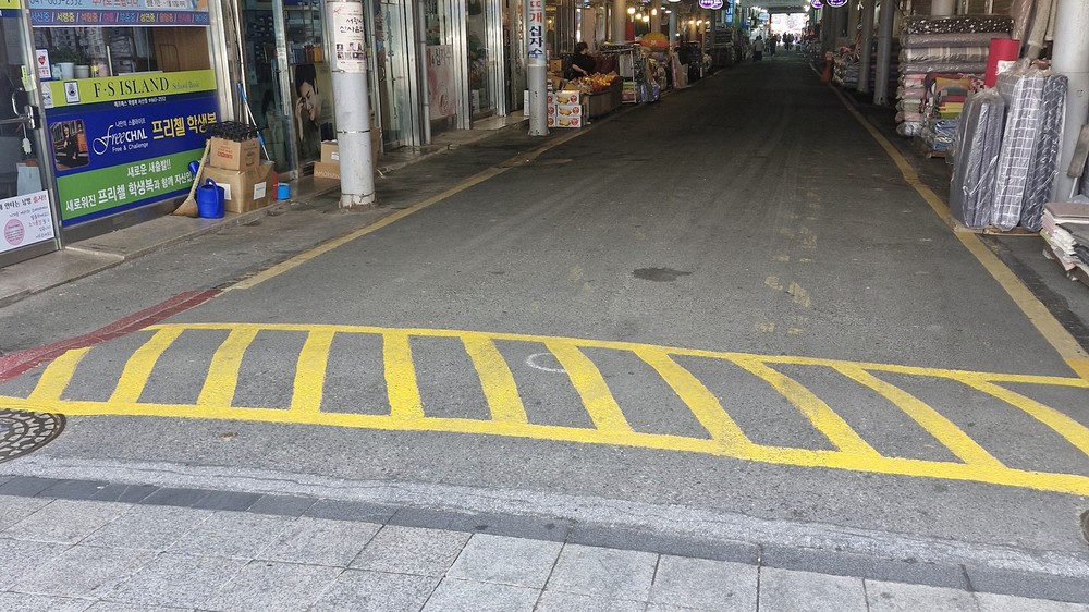 서산시, 동부전통시장 내 보행 주의 표시 도색