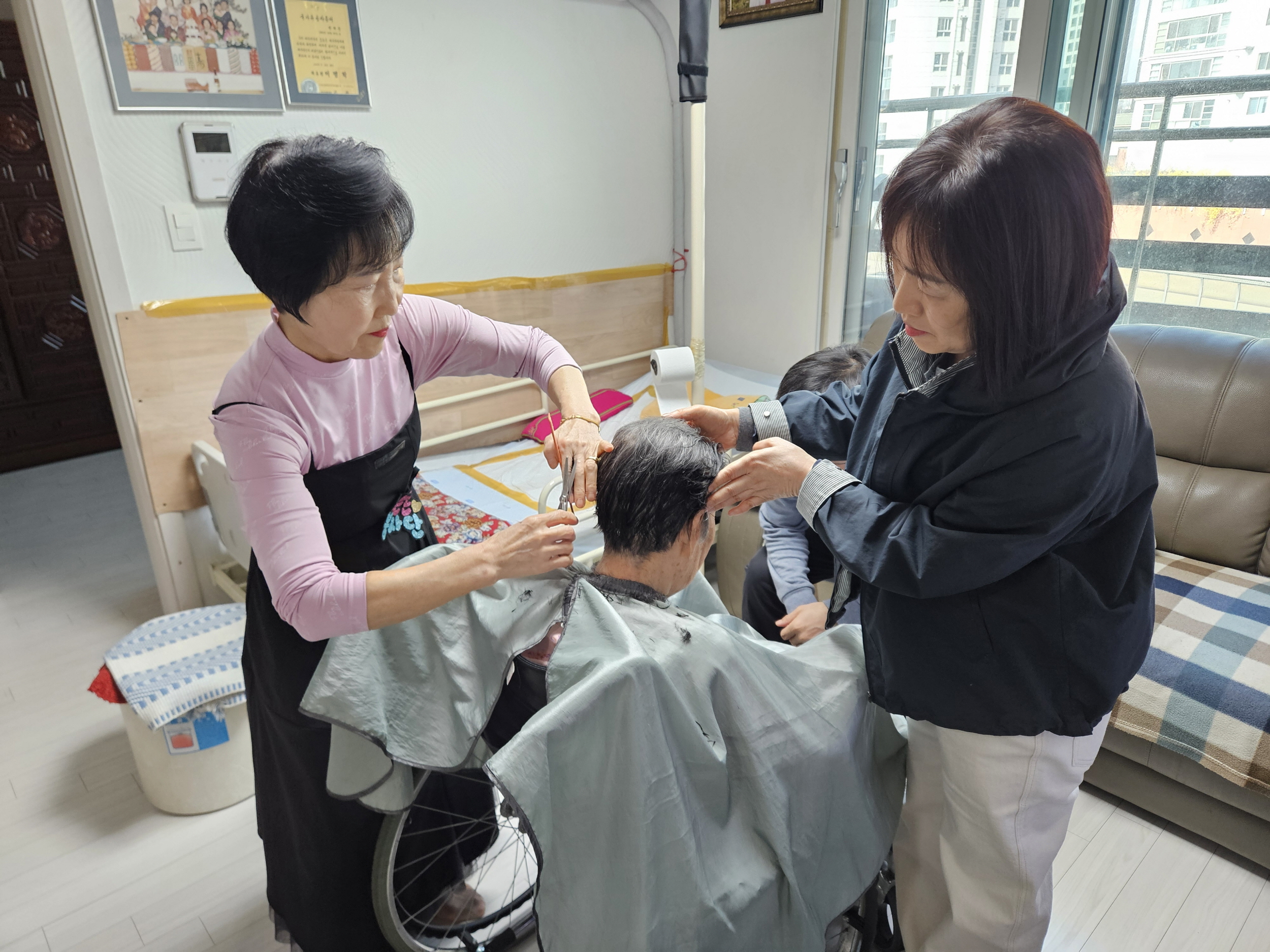 성북구 석관동 예쁜손 봉사단, 취약계층 위한 찾아가는 행복미용실 운영