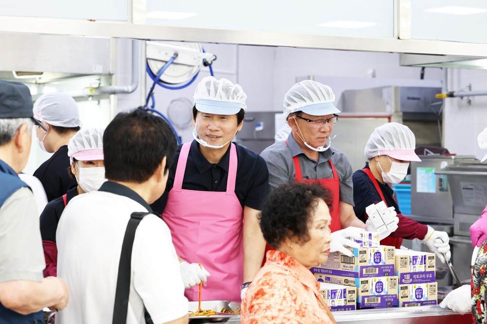 조현일 경산시장, 경산시노인종합복지관서 급식 봉사 펼쳐