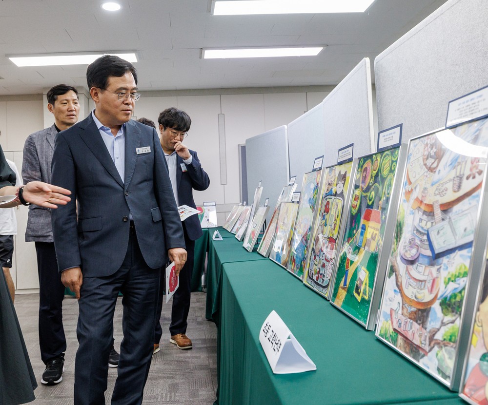 진교훈 강서구청장, 공모전 수상 어린이 응원
