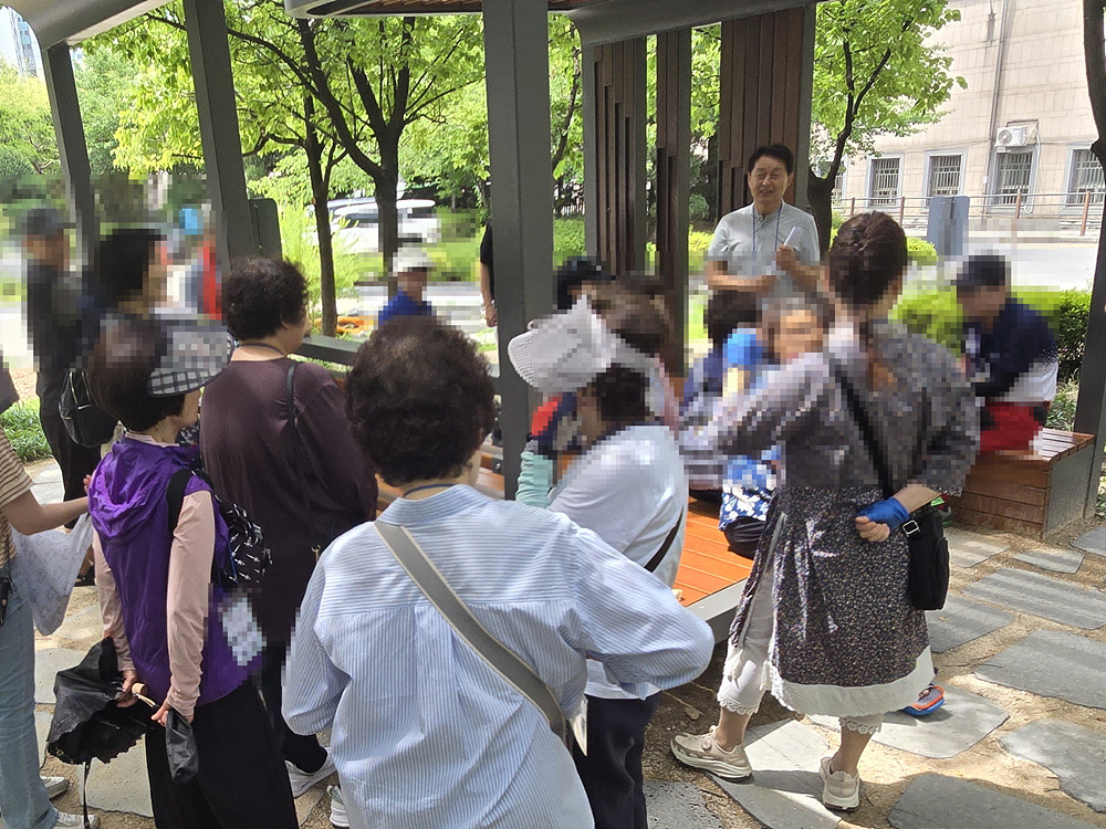 도봉1동, 사회적 고립 우려 1인 가구 장년·어르신 대상 ‘창포원 나들이’ 행사 성료
