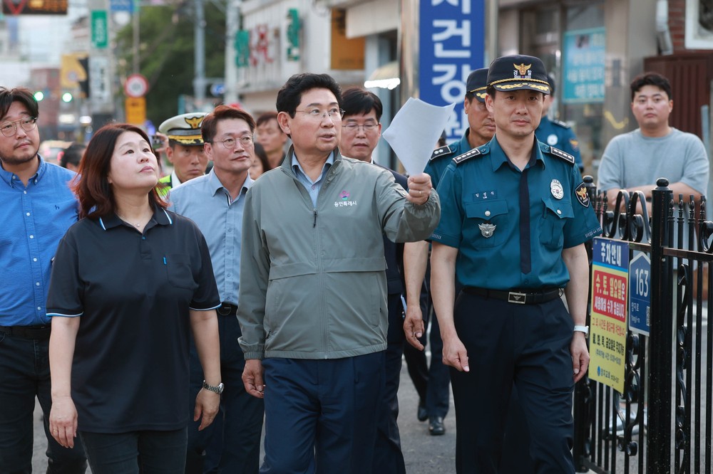 이상일 용인특례시장, 지역 안전 지킴이들과 양지읍 야간 합동순찰 참여