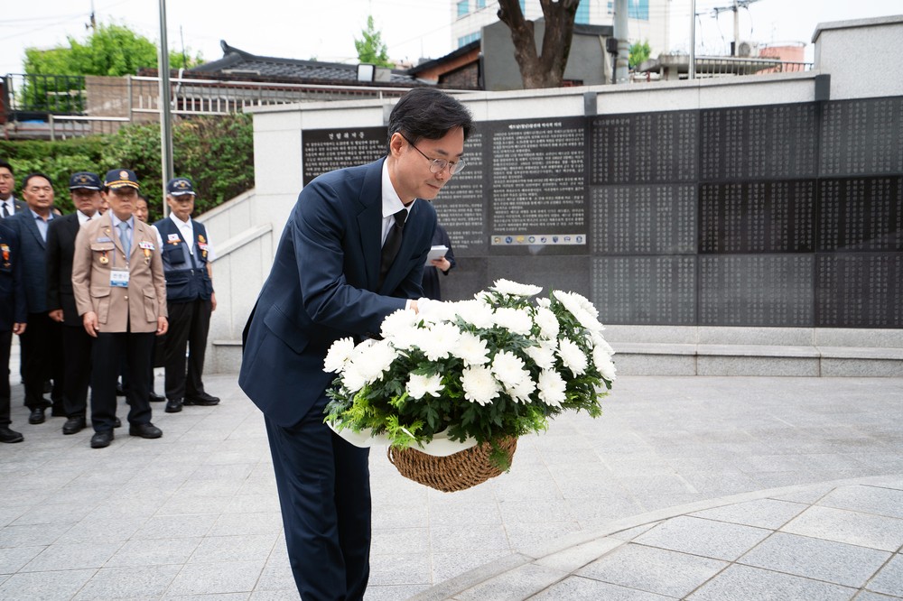 최동민 동대문구청장 취임, 돌봄 특화사업 1호 결재