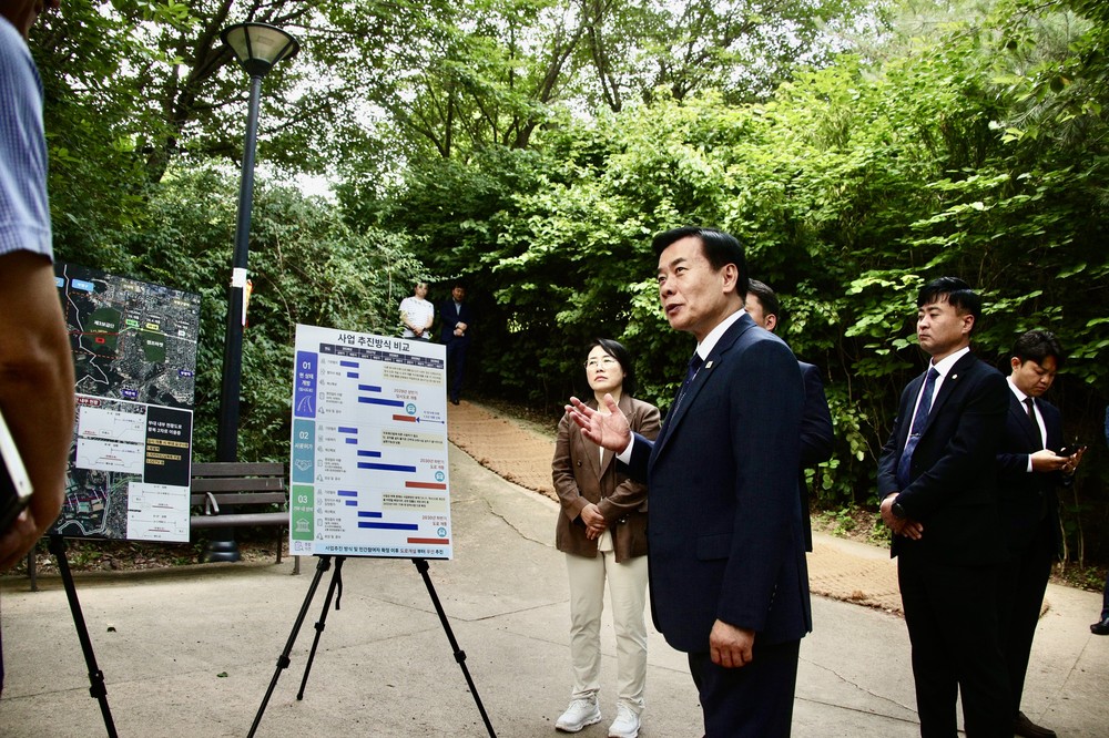 구재용 초대 서해구청장, 취임 첫날 장고개로 도로개설 현장 방문