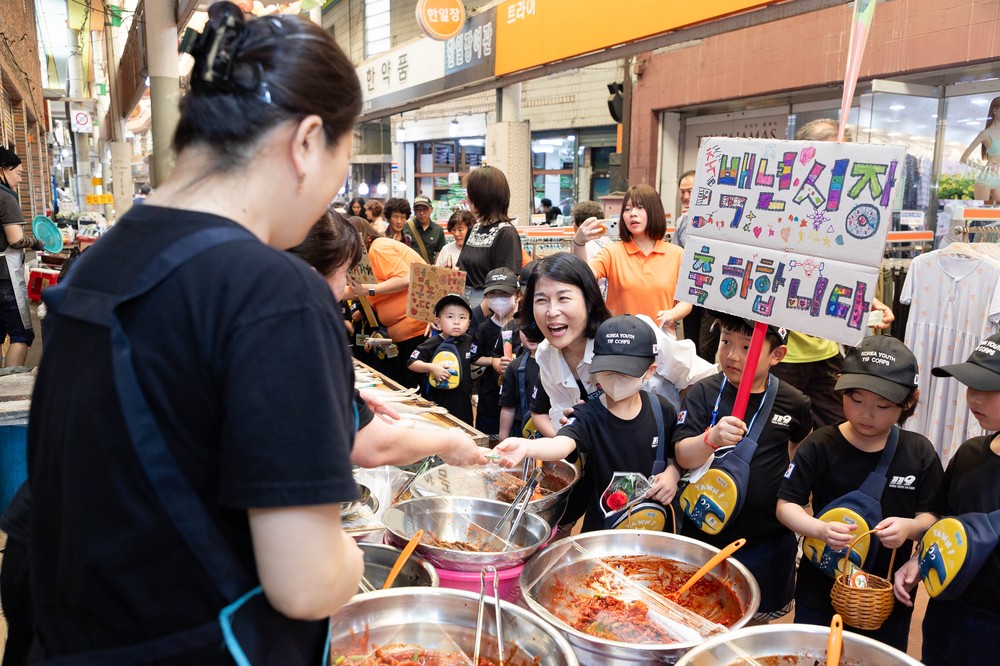 부산 북구 구포시장 ‘백년시장’ 선정 축하 고사리손들이 거리 물들였다