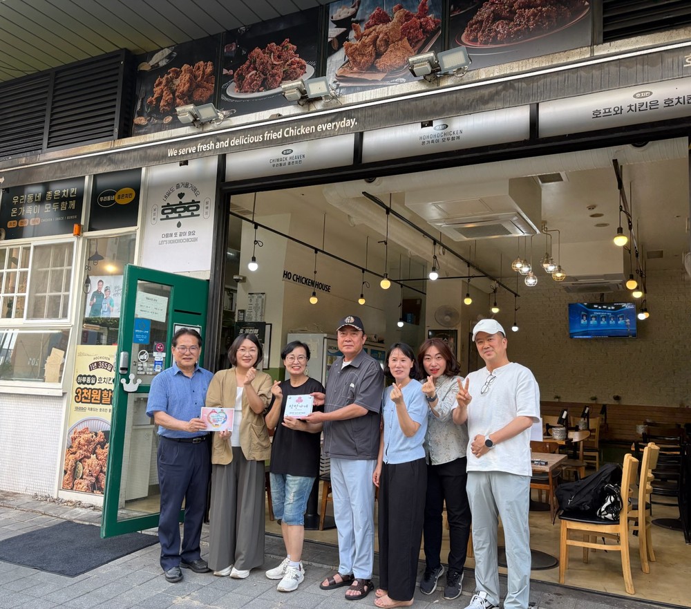 송도3동, 착한가게 제14호 ‘호치킨 송도글로벌점’ 현판 전달