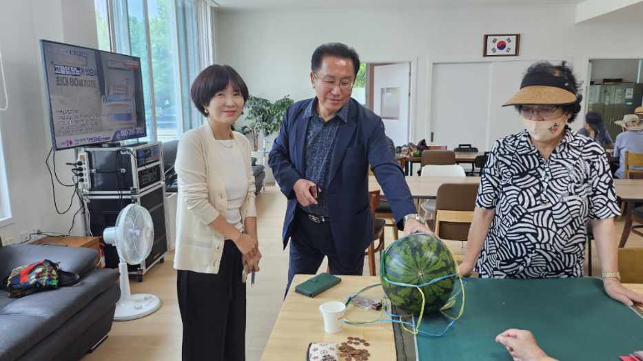 수원시 장안구 송죽동, “시원한 수박으로 무더위 이겨내세요” 경로당 찾아 수박 전달