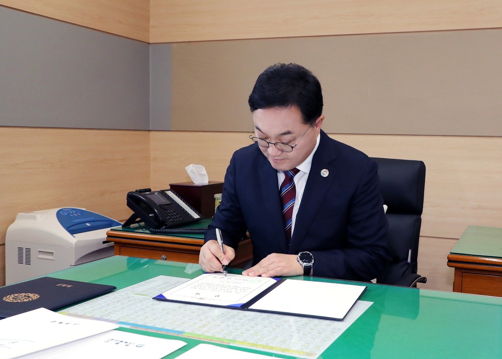 김현수 하동군수, 민선 9기 군정 공식 시작…사무 인계·인수 결재